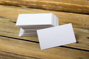 Ahşap masada boş kartvizitler. Kimlik şablonu. Üst görünüm
