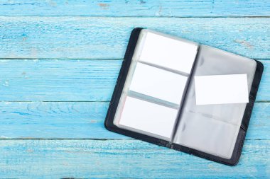 Ahşap masada boş kartvizitler. Kimlik şablonu. Üst görünüm