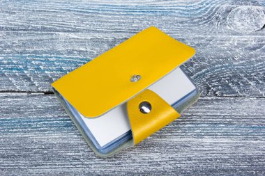 Ahşap masada boş kartvizitler. Kimlik şablonu. Üst görünüm