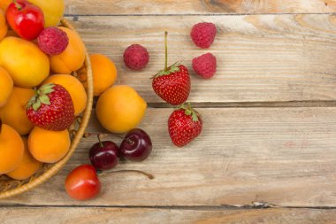 Bir kase rustik ahşap masa üzerinde çeşitli yaz taze çilek. . Antioksidan, detoks diyet, organik meyve