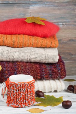 Örgü yün kazak. Örme kış, sonbahar giysileri ahşap arka plan, kazak, triko, top, Kupası, metin için yer yaprak yığını