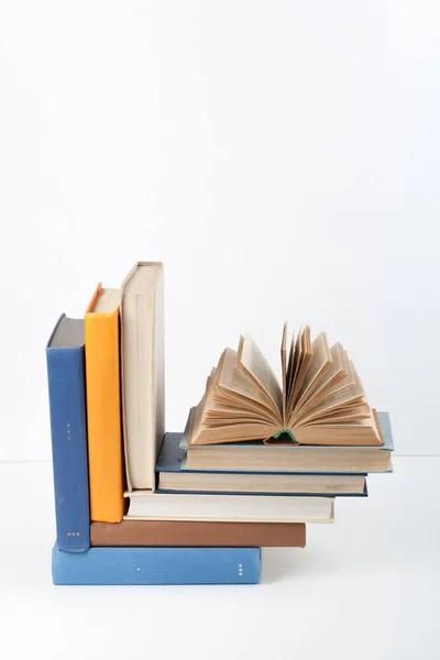 Livro Aberto Livros Coloridos Hardback Sobre Mesa Madeira Fundo Branco — Fotografia de Stock