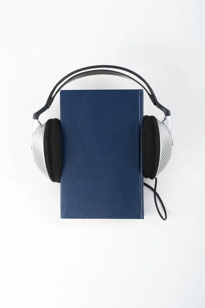 Audiolibro Sobre Fondo Blanco Auriculares Puestos Sobre Libro Tapa Dura — Foto de Stock