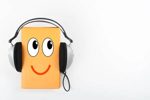 Audiolibro Sobre Fondo Blanco Auriculares Puestos Sobre Libro Tapa Dura — Foto de Stock