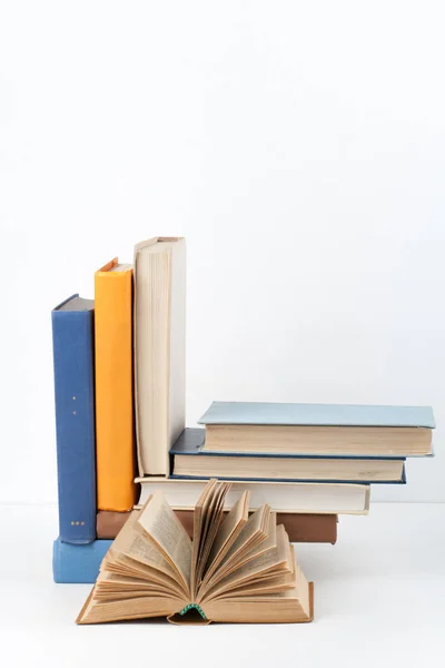 Livro Aberto Livros Coloridos Hardback Sobre Mesa Madeira Fundo Branco — Fotografia de Stock