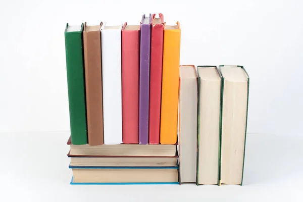 Açık Bir Kitap Ahşap Masa Üzerinde Ciltli Renkli Kitaplar Beyaz — Stok fotoğraf