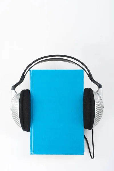 Аудиокнига Белом Фоне Наушники Надели Синюю Книгу Твёрдом Переплете Пустую — стоковое фото