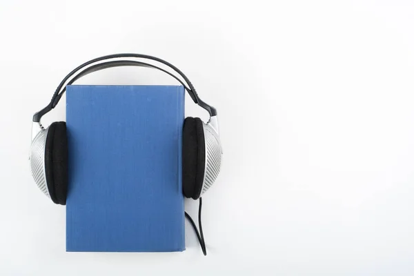 Audiolivro Sobre Fundo Branco Fones Ouvido Colocar Mais Livro Hardback — Fotografia de Stock