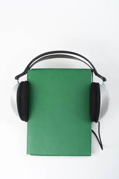 Livre Audio Sur Fond Blanc Écouteurs Mis Sur Livre Vert — Photo