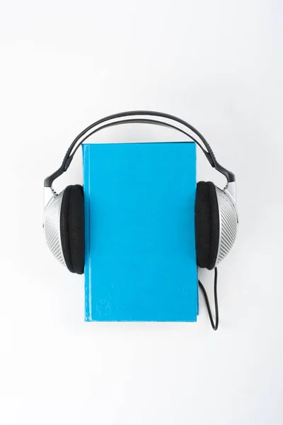 Audiolibro Sobre Fondo Blanco Auriculares Puestos Sobre Libro Tapa Dura — Foto de Stock