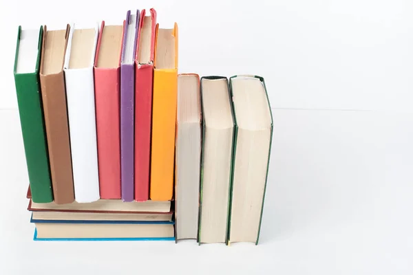 Aufgeschlagenes Buch Gebundene Bunte Bücher Auf Holztisch Weißer Hintergrund Zurück — Stockfoto