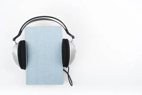 Livre Audio Sur Fond Blanc Écouteurs Mis Sur Livre Bleu — Photo