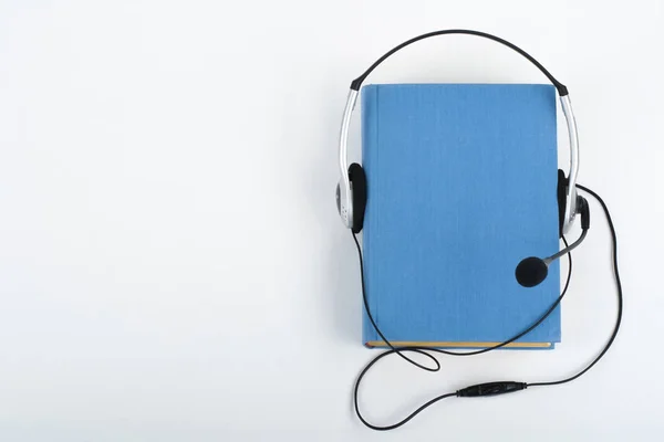 Livre Audio Sur Fond Blanc Écouteurs Mis Sur Livre Bleu — Photo