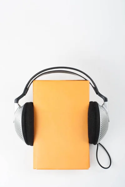 Audioboek Witte Achtergrond Koptelefoon Geel Hardback Boek Lege Omslag Kopieer — Stockfoto