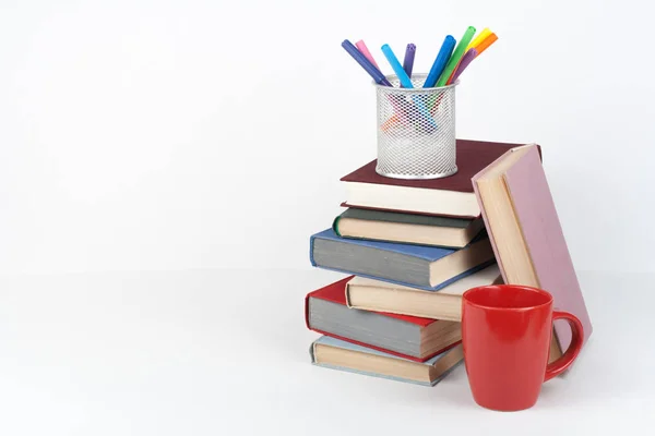 Livro Aberto Livros Coloridos Hardback Sobre Mesa Madeira Fundo Branco — Fotografia de Stock