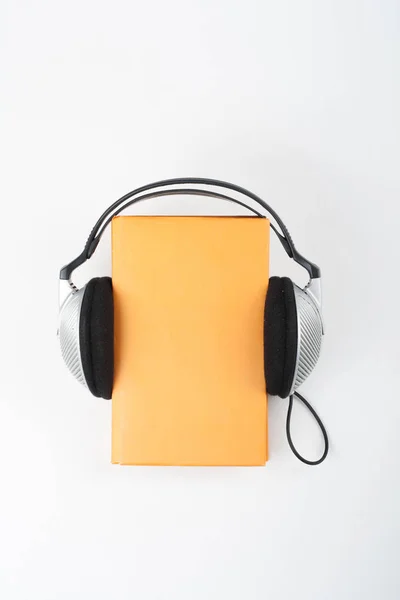 Audiolibro Sobre Fondo Blanco Auriculares Puestos Sobre Libro Tapa Dura — Foto de Stock