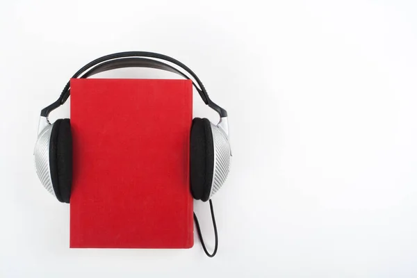 Audiolibro Sobre Fondo Blanco Auriculares Puestos Sobre Libro Tapa Dura — Foto de Stock