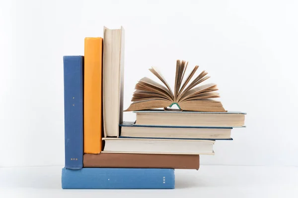 Open Boek Hardback Kleurrijke Boeken Houten Tafel Witte Achtergrond Terug — Stockfoto