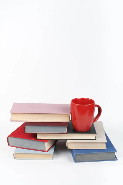 Livro Aberto Livros Coloridos Hardback Sobre Mesa Madeira Fundo Branco — Fotografia de Stock