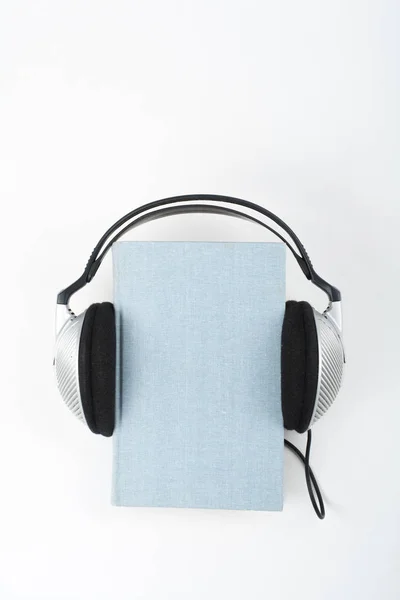 Аудіокнига Білому Тлі Навушники Надягають Блакитну Книгу Хардбек Порожню Обкладинку — стокове фото