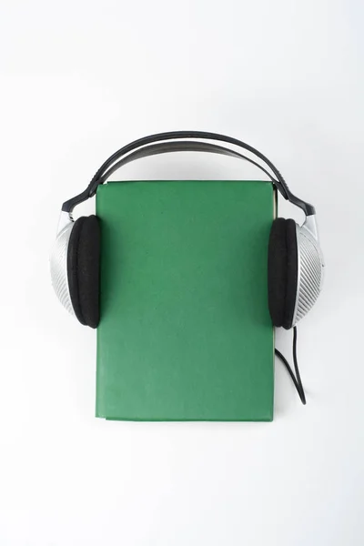 Audiolivro Sobre Fundo Branco Fones Ouvido Colocar Mais Livro Hardback — Fotografia de Stock