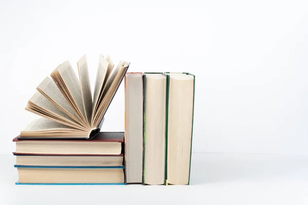 Aufgeschlagenes Buch Gebundene Bunte Bücher Auf Holztisch Weißer Hintergrund Zurück — Stockfoto