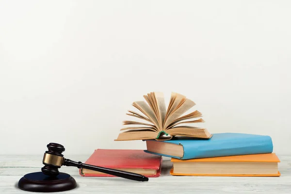 Law Konzept Offenes Buch Mit Hölzernen Richtern Auf Dem Tisch — Stockfoto