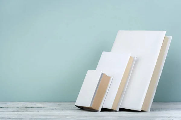 Pile Livres Livres Dos Rigide Sur Table Bois Fond Bleu — Photo