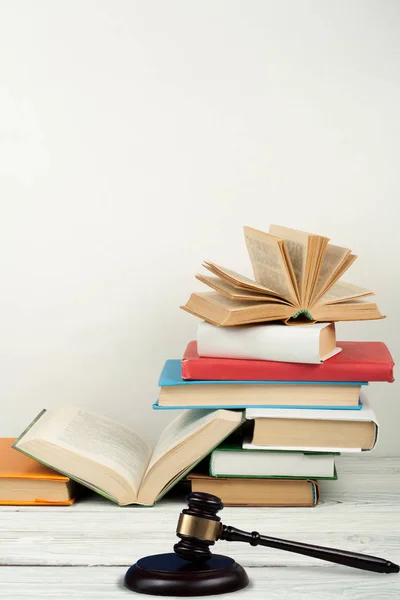 Tahta hakimler tokmağı mahkeme salonunda ya da kolluk kuvvetleri ofisinde, beyaz arka planda masaya koyduğu hukuk kavramı. Metin için alanı kopyala