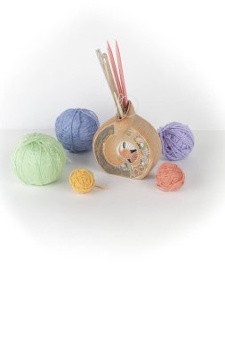 Beyaz bir arka plan üzerinde renkli iplik. Skeins yün iplik örme için. Farklı renklerle kopya alanı için reklam için ahşap arka plan olarak el yapımı örgü yün topları