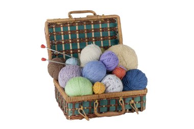 Yün, iğneler ve yün kazak için el yapımı örgü sepeti ahşap masa üzerinde konuşmacı ile Top