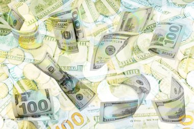 Beyaz desenli kağıt arka planda renkli kredi kartları yığını.