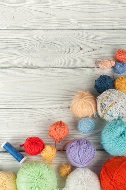 Beyaz bir arka plan üzerinde renkli iplik. Skeins yün iplik örme için. Farklı renklerle kopya alanı için reklam için ahşap arka plan olarak el yapımı örgü yün topları