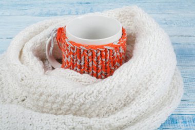 Üstten Görünüm görüntü beyaz rahat örme kazak ile ahşap bir masa üzerinde kahve için