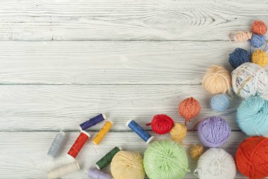 Beyaz bir arka plan üzerinde renkli iplik. Skeins yün iplik örme için. Farklı renklerle kopya alanı için reklam için ahşap arka plan olarak el yapımı örgü yün topları