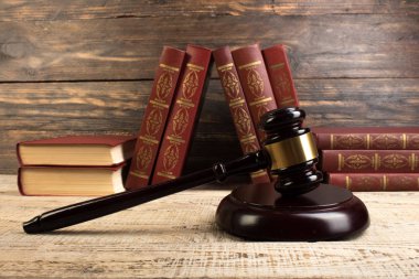 Hukuk konsepti-bir ahşap yargıçlar ile açık hukuk kitabı bir mahkeme salonunda veya ahşap arka planda kolluk ofisinde masada tokmak. Metin için boşluk Kopyala