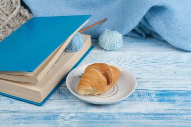 Anneler günü, baba günü, Sevgililer günü veya kış, soğuk gün için renkli Atkı örgü yün topu yığını olarak özel gün için el yapımı hediyelik özel anlamlı vintage mavi bir hediye yapmak için örgü