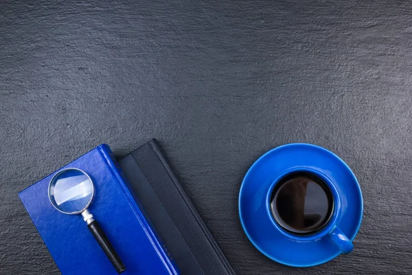 Schwarzer Schreibtisch Mit Computer Stift Und Einer Tasse Kaffee Viele — Stockfoto