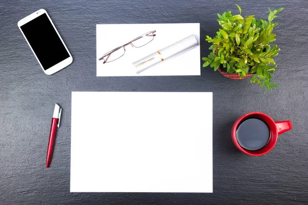 Schwarzer Schreibtisch Mit Computer Stift Und Einer Tasse Kaffee Viele — Stockfoto