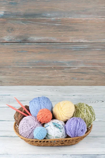 Fios Coloridos Sobre Fundo Branco Espinhos Fios Para Tricotar Bolas — Fotografia de Stock