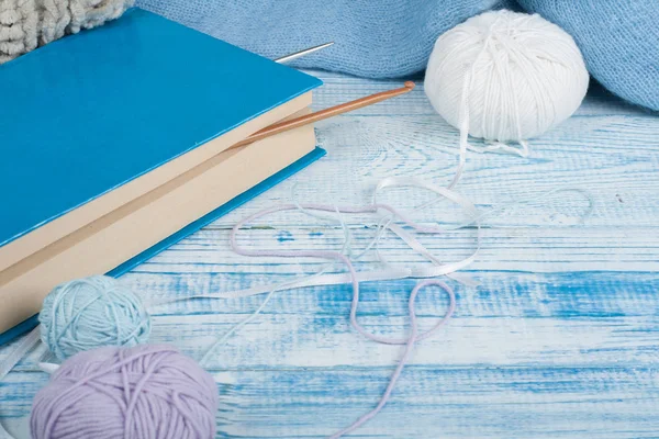 作为母亲 情人节或冬季的手工礼品 一堆毛球编织五颜六色的围巾 使特殊有意义的复古蓝色礼物 — 图库照片
