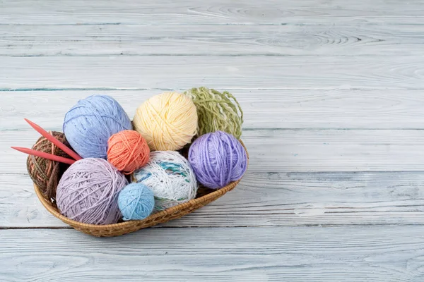 Fils Colorés Sur Fond Blanc Épinglettes Fils Laine Pour Tricot — Photo