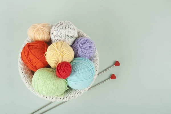 白色背景上的彩色纱线 针织用毛线 不同颜色的羊毛球 用于在木制背景下手工编织 并有广告复制空间 — 图库照片