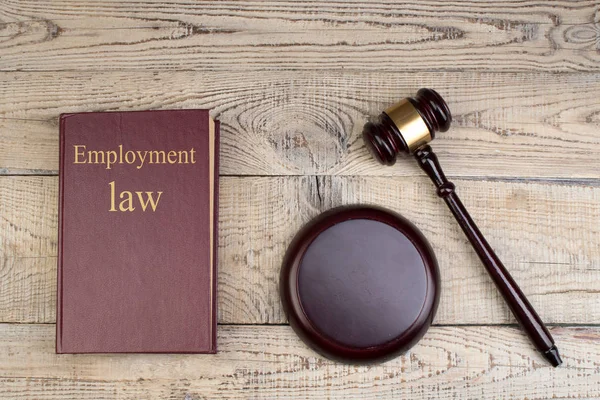Conceito Direito Direito Emprego Abra Livro Leis Com Martelo Juízes — Fotografia de Stock