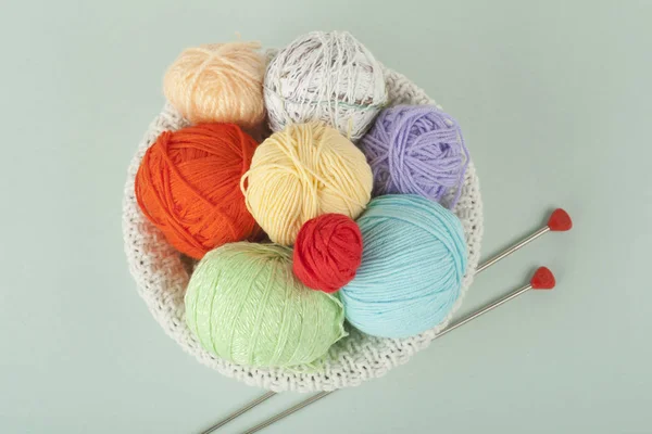 Fils Colorés Sur Fond Blanc Épinglettes Fils Laine Pour Tricot — Photo