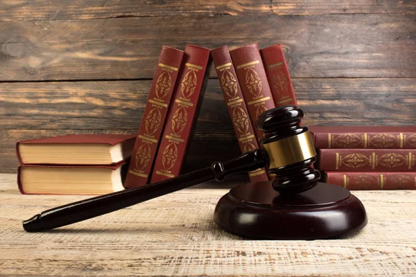 Law Концепція Відкрита Юридична Книга Дерев Яними Суддями Ggael Стіл — стокове фото