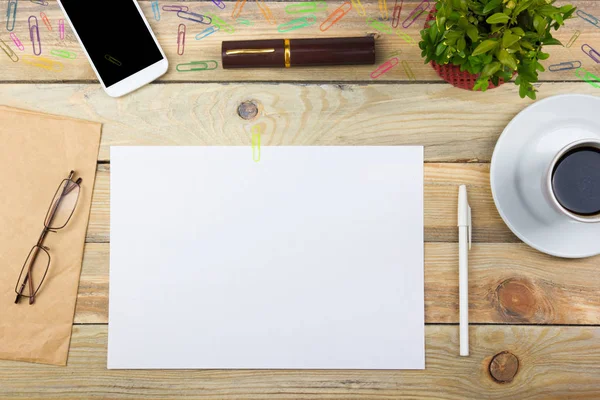 Mesa Escritorio Con Computadora Bolígrafo Una Taza Café Muchas Cosas —  Fotos de Stock