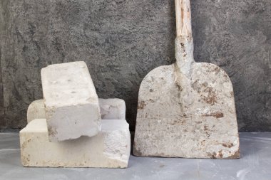 tuğla, eski, kirli kürek gri beton zemin üzerine. Uzay kopyalayın. Üstten görünüm