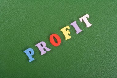 Renkli abc alfabe blok ahşap harflerden oluşan yeşil arka plan üzerinde Kar kelime, reklam metni için kopya alanı. İngilizce kavramını öğrenme.