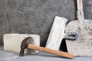 silikat tuğla, çekiç, macun bıçak, gri beton arka plan üzerinde eski, kirli kürek. Kopya alanı. Üstte görüntü.